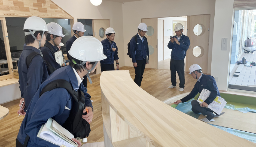 製品寸法を確認する社員
